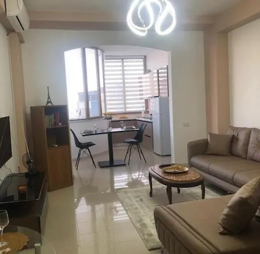 Cozy 1-Bedroom Flat, Beachside