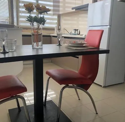 Cozy 1-Bedroom Flat, Beachside