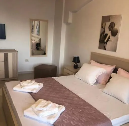 Cozy 1-Bedroom Flat, Beachside