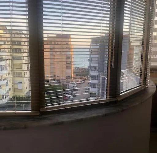 Cozy 1-Bedroom Flat, Beachside